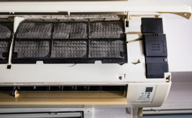 <strong>エアコンから黒い粉が出る原因と対策を解説します</strong>